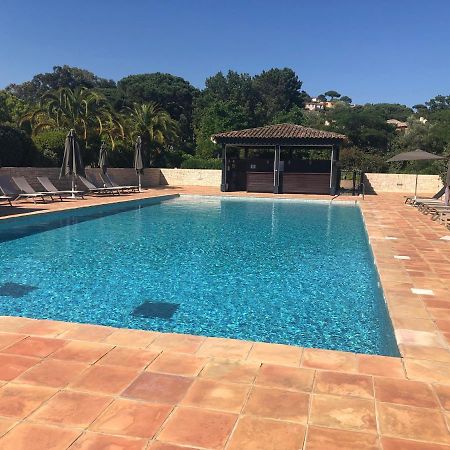 Charmantes Haus Im Golf Club Saint Tropez Exteriör bild