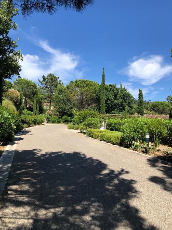Charmantes Haus Im Golf Club Saint Tropez Exteriör bild