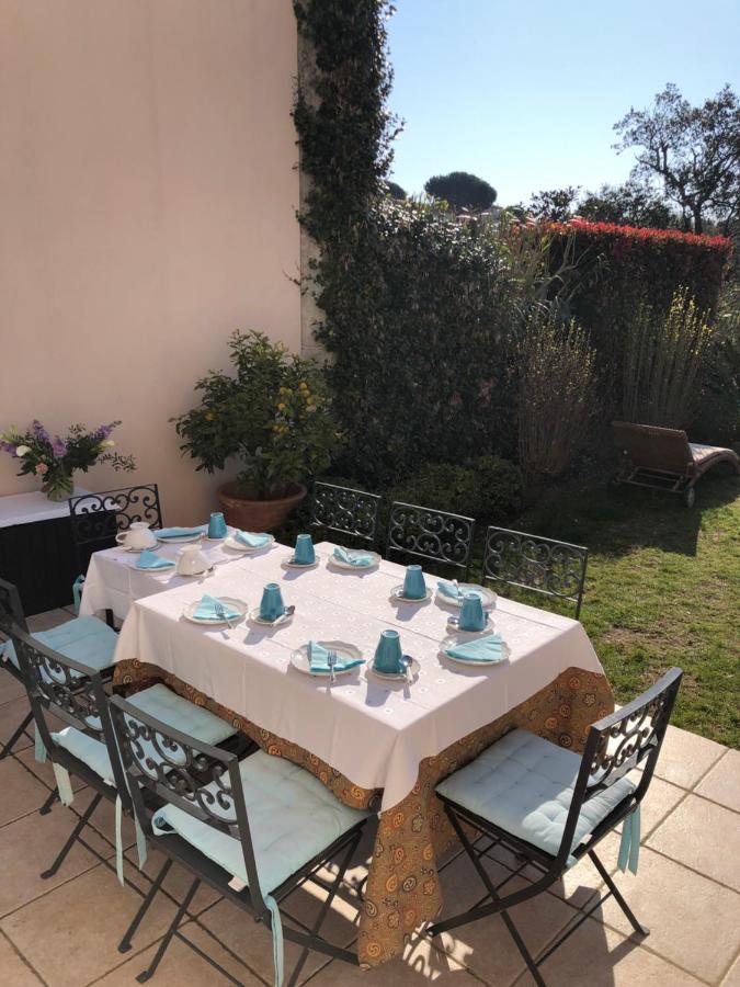 Charmantes Haus Im Golf Club Saint Tropez Exteriör bild