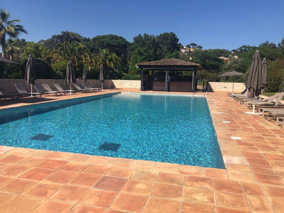 Charmantes Haus Im Golf Club Saint Tropez Exteriör bild