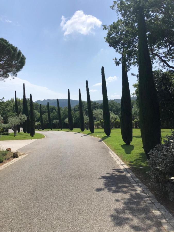 Charmantes Haus Im Golf Club Saint Tropez Exteriör bild